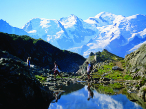 Groupe en train de marcher dans les Aiguilles Rouges